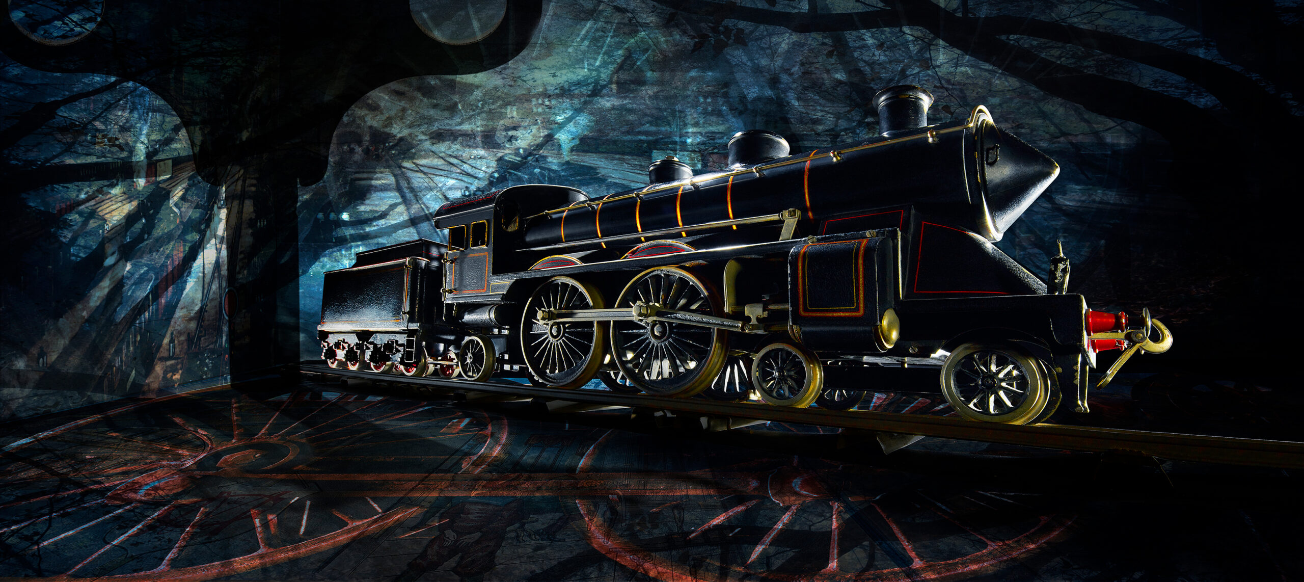 Eine alte schwarze Dampflokomotive mit roten und goldenen Details steht auf Gleisen vor einem dunklen, surrealen Hintergrund mit wirbelnden, abstrakten Schattenmustern.