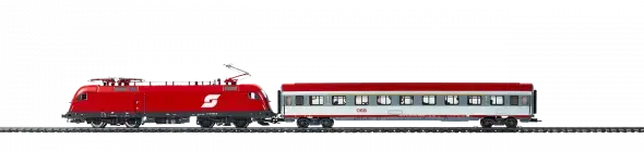Ein rot-weißer elektrischer Personenzug mit einer Lokomotive und einem Personenwagen, dargestellt auf Gleisen, wobei die Lokomotive einen Stromabnehmer und das ÖBB-Logo aufweist.