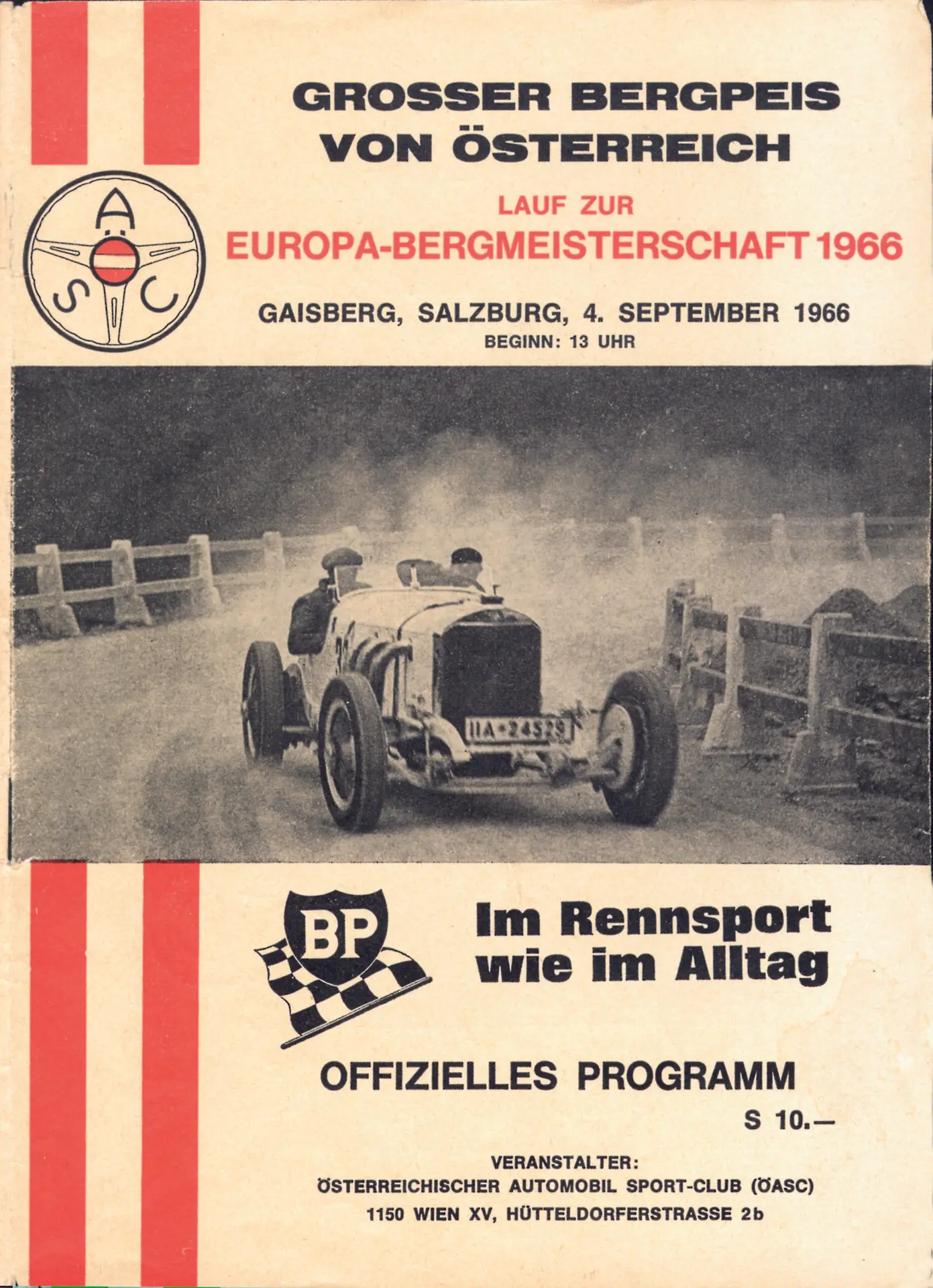 Oldtimer-Rennwagen rast mit zwei Fahrern über eine kurvenreiche Bergstraße und wirbelt Staub auf; offizielles Plakat des österreichischen Bergrennens 1966 am Gaisberg in Salzburg mit Veranstaltungsdetails und Logos.