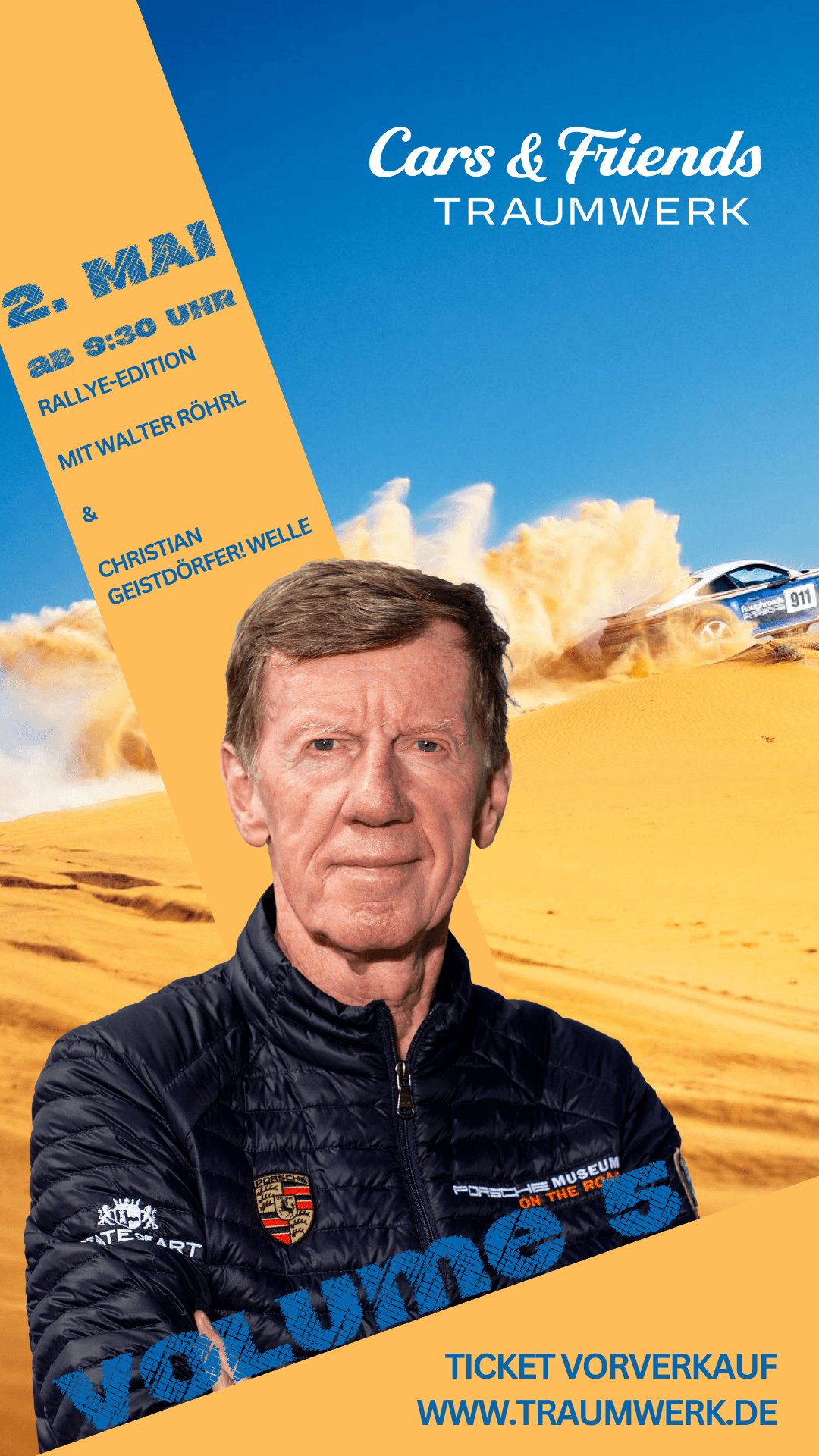 Plakat für die Cars & Friends TRAUMWERK-Veranstaltung, das einen Mann in einer Rennjacke mit Wüstendünen und einem Rallyeauto im Hintergrund zeigt. Details wie Datum, Uhrzeit und Website für den Ticketverkauf.