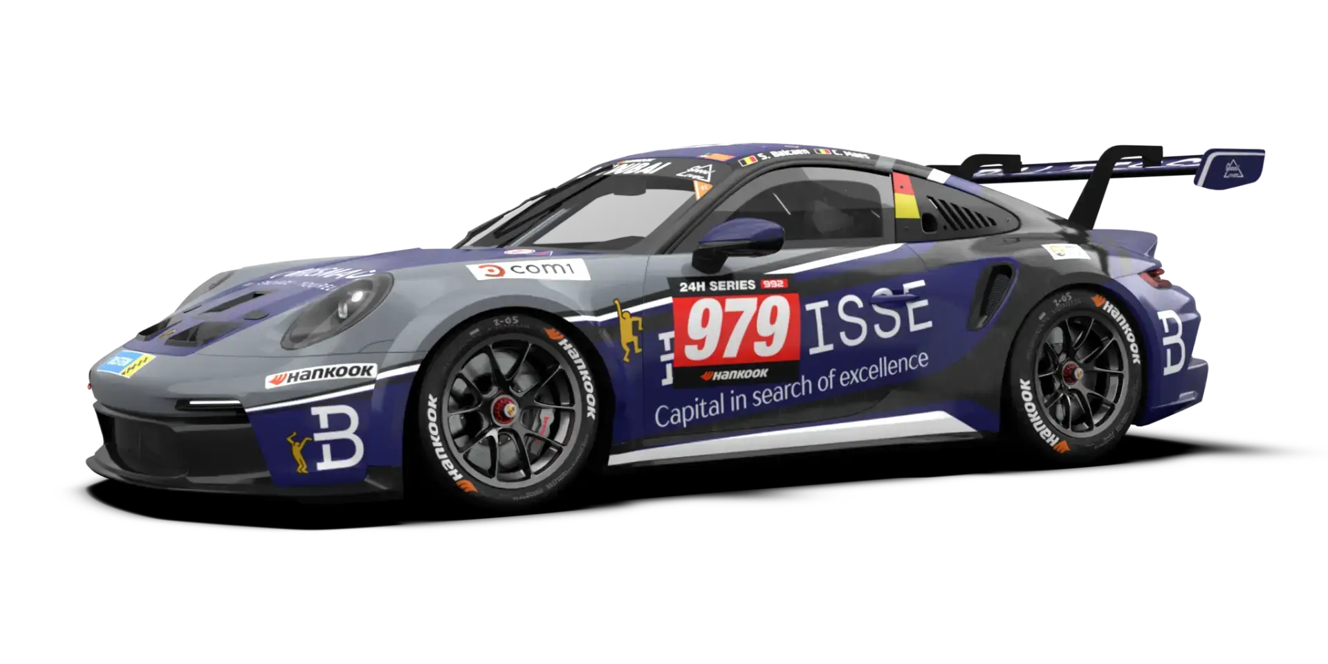 Ein blau-silberner Rennwagen mit der Nummer 979, bedeckt mit verschiedenen Sponsorenlogos, darunter ISSE und Hankook, mit einem großen Heckflügel und einem aerodynamischen Karosseriedesign.