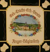 Ein besticktes Banner mit der Aufschrift „Geb.-Tracht-Erh.-Verein Anger-Höglwörth“, die einen ovalen Blumenrahmen und die Darstellung einer Kirche und eines Dorfes an einem See umgibt, vor schwarzem Hintergrund mit verzierten Ecken.