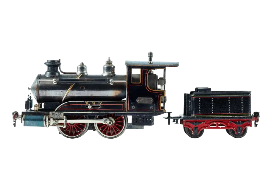 Eine alte schwarze Spielzeugdampflokomotive mit roten und goldenen Details, befestigt an einem passenden Kohletender, im Profil auf weißem Hintergrund dargestellt.
