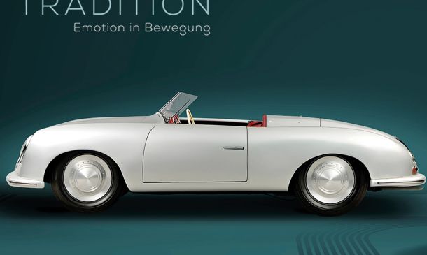 Seitenansicht eines klassischen weißen Porsche Cabriolets auf tealfarbenem Hintergrund, mit dem Text Porsche Tradition Emotion in Bewegung über dem Fahrzeug.